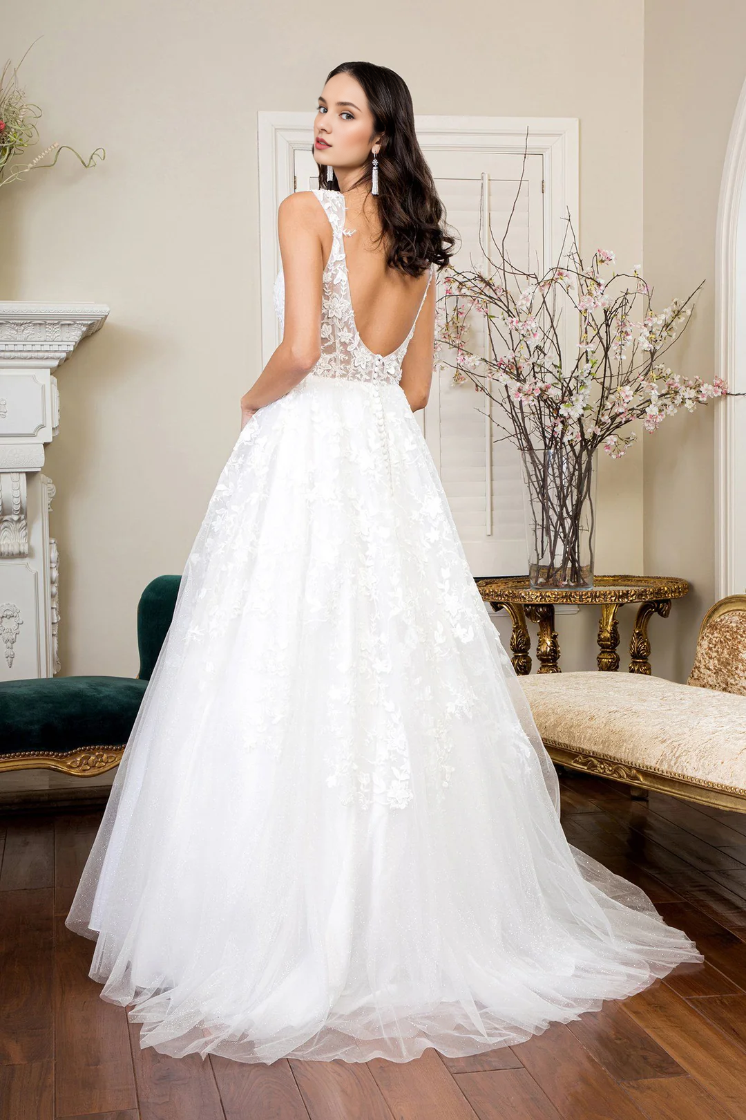 Abito da sposa lungo con scollo a V e ricamo floreale 3D